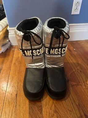 Moschino Women’s Silver and Black Puffer Snow Boots